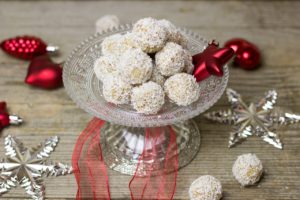 Milujete vánoční kokosové kuličky? Připravte si jejich zdravější variantu