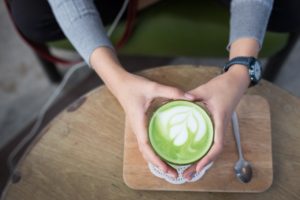 Dopřejte si místo šálku kávy povzbuzující matcha latte